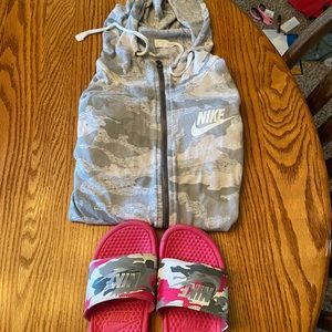 NIKE